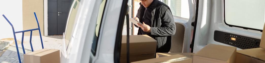 courier-doing-jobs-logistics (1)